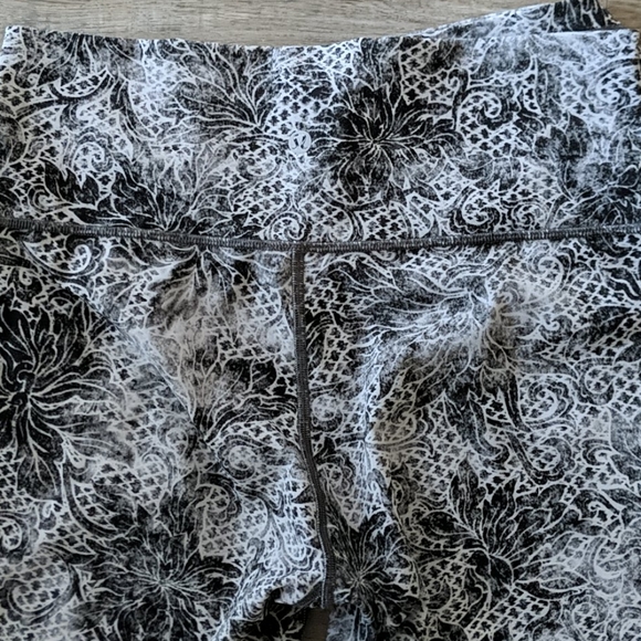 Lululemon Wunder Under crops 21" - Picture 2 of 3